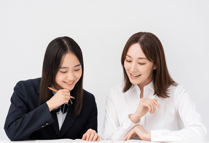 個別で女性講師に教えてもらっている学生