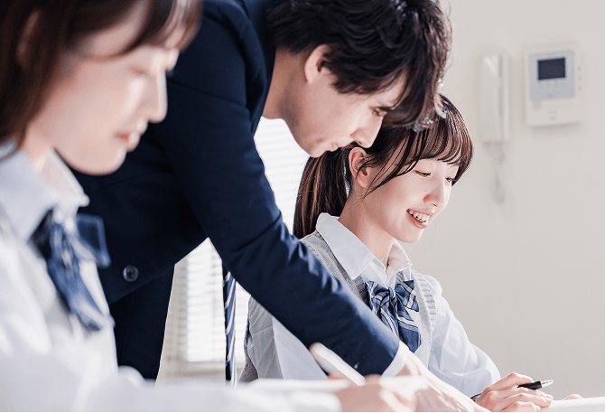 男性講師に勉強を教えてもらっている様子