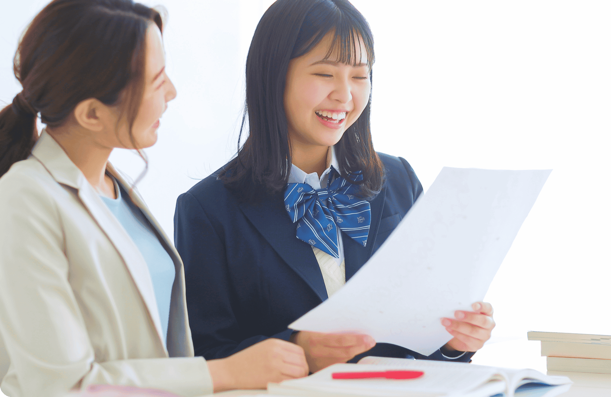 学生と講師が楽しそうに話してい様子